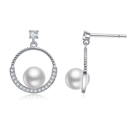 Un par de pendientes colgantes Halo Pearl CZ exhibidos sobre un fondo blanco limpio, destacando su brillante brillo y elegante diseño.