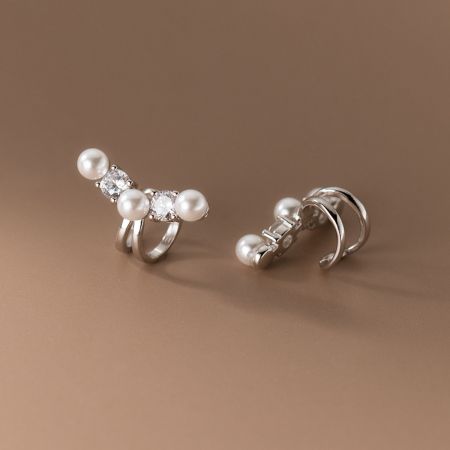 Orecchino a cuffia in argento sterling 925 con perla (Set di 5 paia) - Una coppia di orecchini a cuffia in argento sterling 925 con delicati accenti di pietre preziose, presentati su uno sfondo bianco.