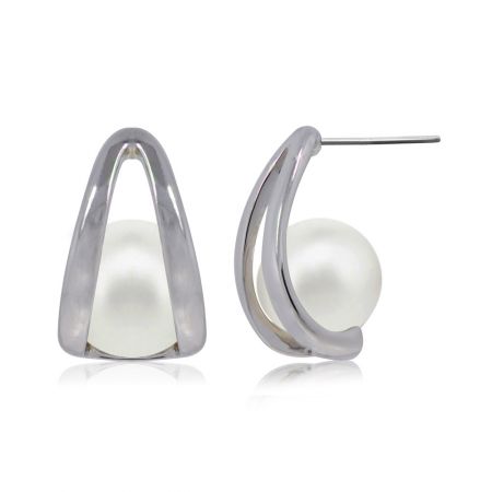 Vista frontal de los pendientes de perla Hug, mostrando el diseño contemporáneo.