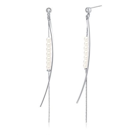 Detalle de primer plano de los aretes colgantes de perlas con múltiples cadenas, que resaltan el diseño colgante curvo y el poste de circonita cúbica.