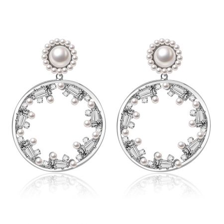 Boucles d'oreilles en perles CZ rondes de fête - Une paire de boucles d'oreilles en perles CZ rondes de fête avec un design circulaire plaqué rhodium orné de zirconiums cubiques blancs et de perles brillantes, idéales pour les occasions formelles.