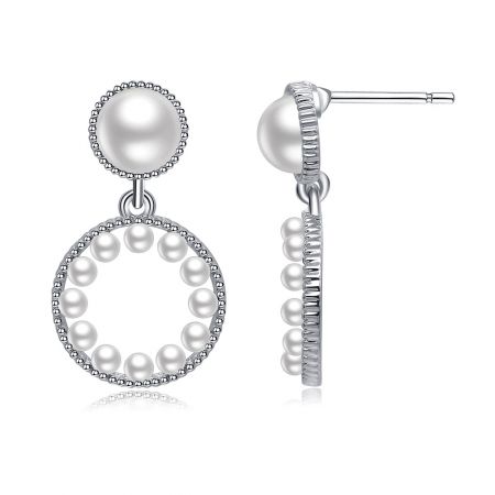 Vue détaillée des boucles d'oreilles Pearly Baby mettant en avant la combinaison de grandes et petites perles.