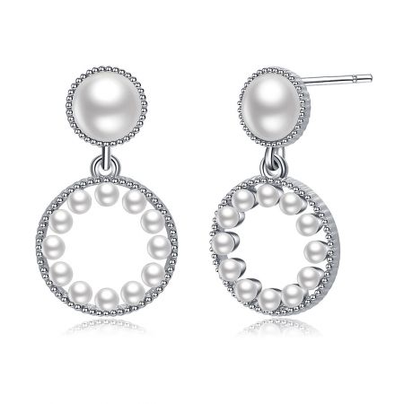 Profil latéral des boucles d'oreilles en argent et perles, affichant leur design moderne et sophistiqué.
