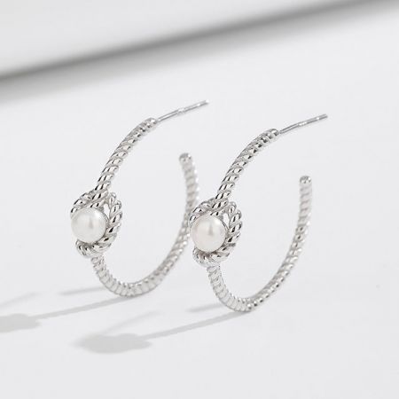 Orecchini a perno a forma di C in argento sterling 925 con nodo a corda e perla (5 paia) - Un paio di orecchini a perno a forma di C in argento sterling 925 con nodo a corda su uno sfondo bianco pulito.