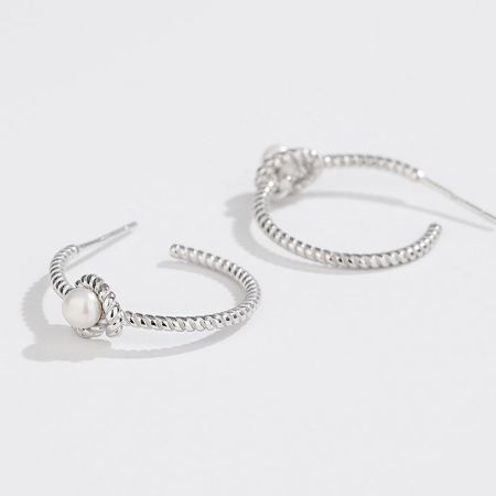 Profilo laterale dell'orecchino in argento sterling con perla che evidenzia il design della corda attorcigliata.