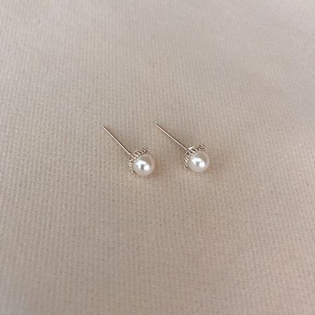Gli orecchini a perno singolo in argento sterling 925 con perla in una finitura argento classica.