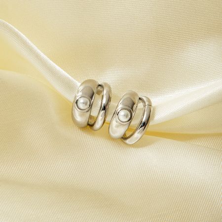 Foto del producto de los aretes de clip con arete de perla de doble capa plateado.