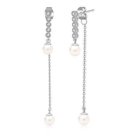 Prise de vue détaillée des longues vestes en perles pendantes avec fermeture à tige, mettant en avant la délicate chaîne et les détails en perles.
