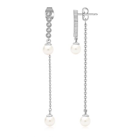 Vue en gros plan des boucles d'oreilles en perles polyvalentes mettant en valeur les accents brillants en zircon cubique.