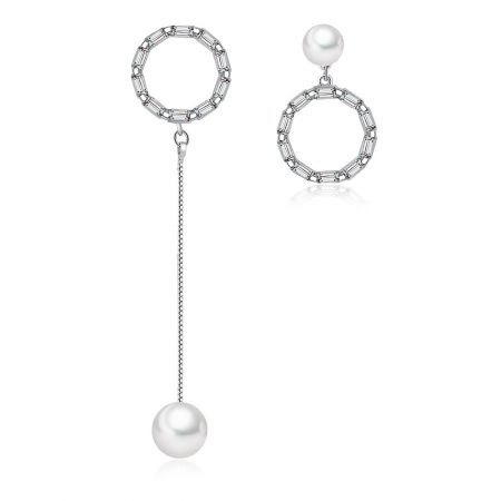 Pendientes colgantes asimétricos - Un par de pendientes colgantes asimétricos hechos de latón chapado en rodio, con un diseño moderno que presenta circonitas cúbicas blancas y perlas de vidrio.