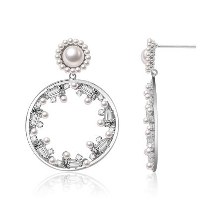 Vue latérale des boucles d'oreilles en perles et pierres précieuses plaquées argent, mettant en valeur les détails complexes et le savoir-faire.