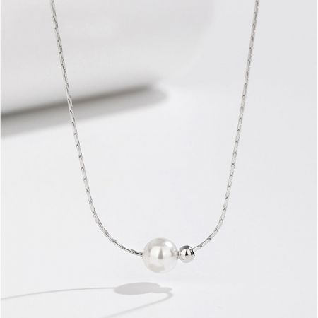 Collar de cadena de hueso de serpiente de plata esterlina 925 con cuentas y perlas - Elegante collar de cadena de hueso de serpiente de plata esterlina 925 con una perla blanca lustrosa y una delicada cuenta de plata, sobre un fondo blanco limpio.