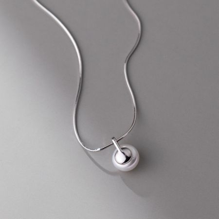 Close-up of the silver 925 sterling silver pearl choker, showcasing the delicate snake chain.