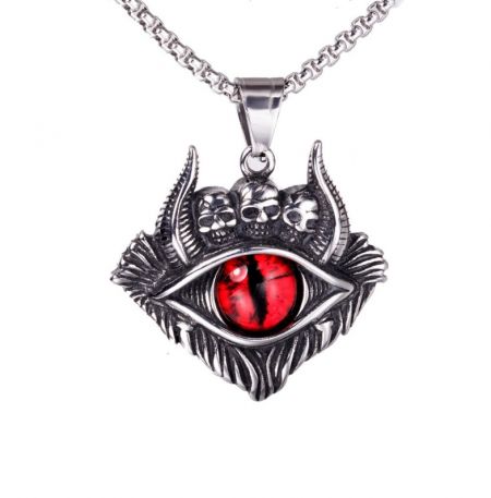 Collar de colgante de ojo malvado rojo para hombre - Primer plano del collar de colgante de ojo malvado rojo para hombres, mostrando el colgante de acero inoxidable con un ojo de gema roja central, flanqueado por detalles intrincados de cuerno y calavera.