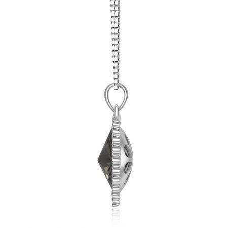 Scatto dettagliato del pendente 'Only Sunshine', evidenziando l'impostazione intricata della pietra Swarovski scura e dei cristalli circostanti.