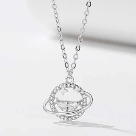 Collar de colgante de planeta del universo estelar de plata esterlina 925. - Un collar detallado de plata esterlina 925 que presenta un colgante intrincado con temática planetaria con una piedra preciosa central, representando la colección de estrellas y universo.