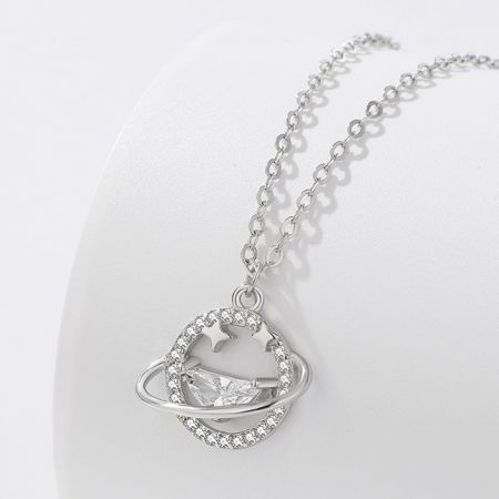 Ett planet-temat halsband i 925 silver prytt med en stor klar ädelsten och dekorativa element.