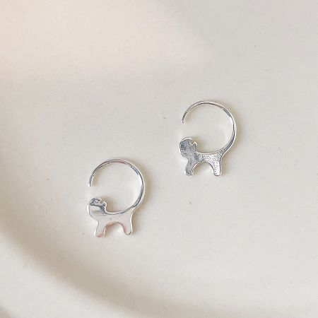 愛らしい銀色のパグの形をしたイヤリングのペア。