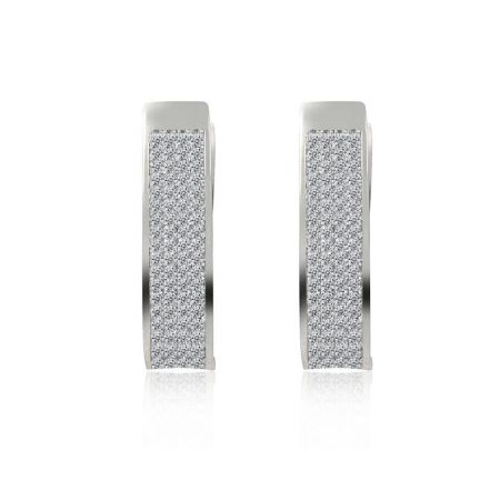 Pendientes Huggie Ovalados Grandes de CZ - Un par de pendientes Huggie Ovalados Grandes de CZ, con forma rectangular y una superficie completamente cubierta de piedras de circonita cúbica brillantes.