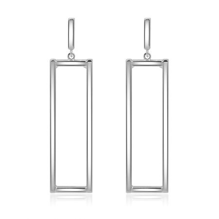 Longues boucles d'oreilles rectangulaires en rhodium poli - Une paire de longues boucles d'oreilles rectangulaires en rhodium poli avec un design de cadre géométrique minimaliste, présentée sur un fond blanc.