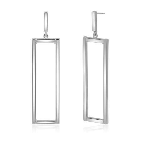 Prise de vue détaillée des boucles d'oreilles pendantes rectangulaires mettant en avant la finition brillante en rhodium et le style art déco moderne.