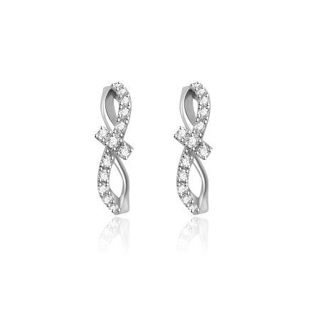 Pendientes Huggie con circonitas entrelazadas - Un par de pendientes Huggie Interlock CZ en latón chapado en rodio, con un diseño entrelazado en forma de cinta adornado con piedras de circonita cúbica transparentes.