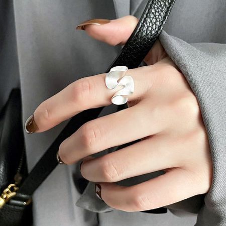 Un modelo que lleva el anillo de hoja de loto de plata esterlina S925, mostrando su estilo elegante.
