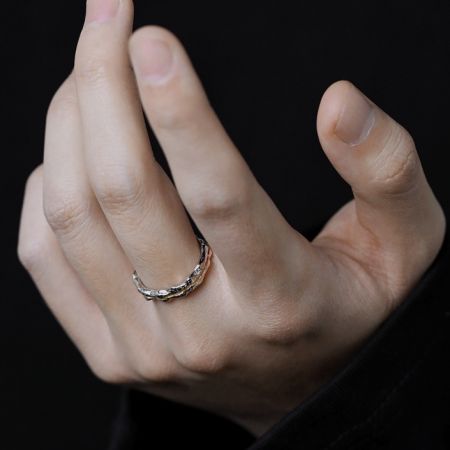 Modell som bär 925 sterling silver dubbelpläterad ring för att visa dess skala och stil på en hand.