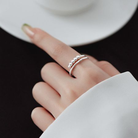手に着けたスターリングシルバーの不安リングのライフスタイル画像。
