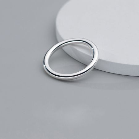 Ein einzelner Ring aus 925er Sterlingsilber, der präsentiert wird, um sein klassisches und einfaches Banddesign zu zeigen.