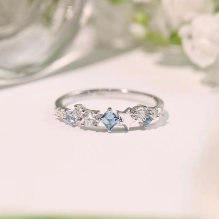 Een zilveren ring uit de Stellar Dreams-set met een centrale aquamarijnkleurige zirkon.
