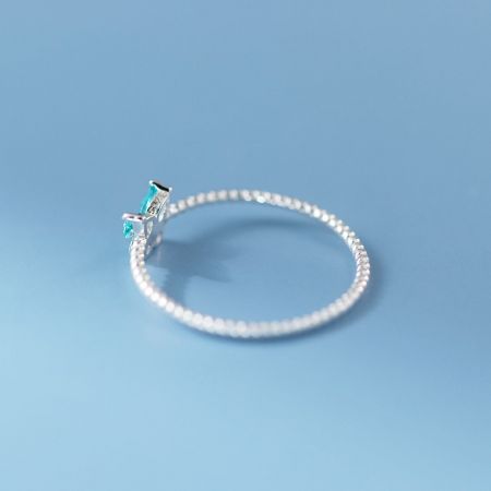 Zijprofiel van de sterling zilveren ring die de aquamarijn edelsteen zetting toont.