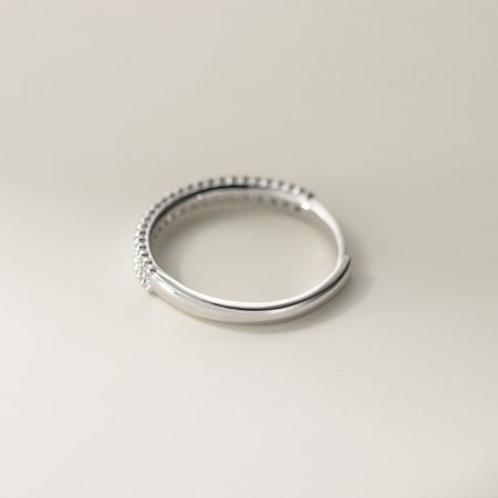 Ein doppelter Bandring aus Sterlingsilber mit glattem Schaft und einem Perlen-CZ-Rand, perfekt für Modeschmucklieferanten.