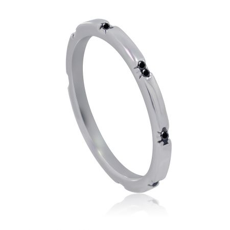Zwarte CZ Bandring - Close-up van de Zwarte CZ Bandring, een rhodium-geplateerde messing ring met acht kleine zwarte cubic zirconia stenen.