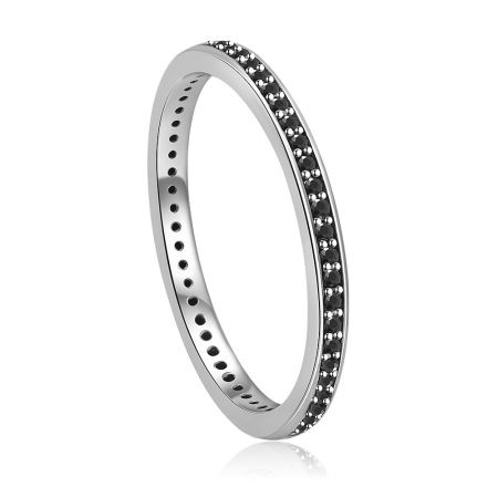 Anello Eternity in Argento con Zirconia Cubica Nera - Una foto dettagliata del Ring Eternity in Argento con Zirconia Cubica Nera, che mostra la fascia in argento sterling e le pietre nere incastonate.