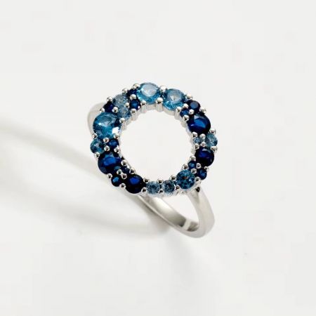 Bague de fiançailles en argent sterling 925 avec CZ bleue style moderne. - Une bague de fiançailles moderne en argent sterling 925 d'un ensemble de cinq, avec une pierre en zircon cubique bleue brillante sur un anneau poli.