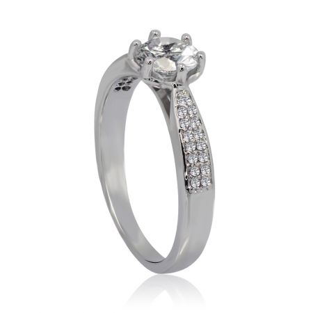 Sidoprofilen på Classy Clear CZ-ringen, som beskriver de invecklade sidostenarna längs bandet.