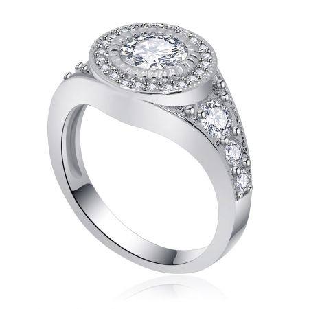 Vista laterale dettagliata dell'anello in zirconia cubica in oro bianco, evidenziando la grande pietra centrale e i diamanti più piccoli circostanti.