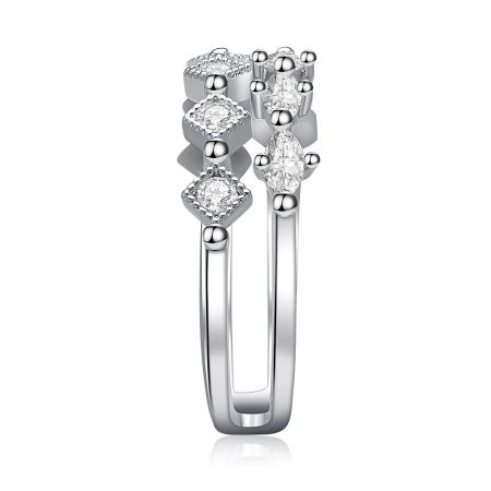 Cluster CZ Verstelbare Ring - Een close-up van de Cluster CZ Verstelbare Ring, die het gesplitste shank ontwerp en de rangschikking van meerdere heldere cubic zirconia edelstenen laat zien.