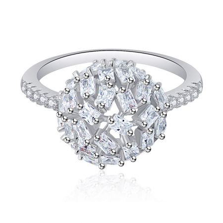Baguette en Ronde CZ Balvorm Ring - Vooraanzicht van de Baguette en Ronde CZ Balvorm Ring, die de gedetailleerde cluster van heldere cubic zirconia op een rhodium-geplateerde messing band toont.
