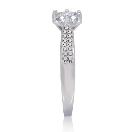 Vinklad vy av Classy Clear CZ-ringen, som framhäver det dekorativa bandet och stensättningen.
