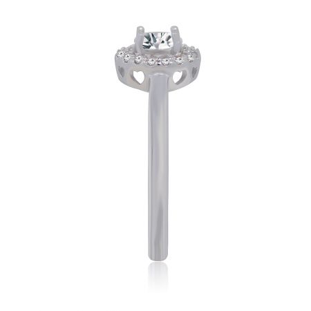 Profilo laterale dell'anello di fidanzamento placcato in rodio, che mostra i complessi intagli a forma di cuore sulla fascia.