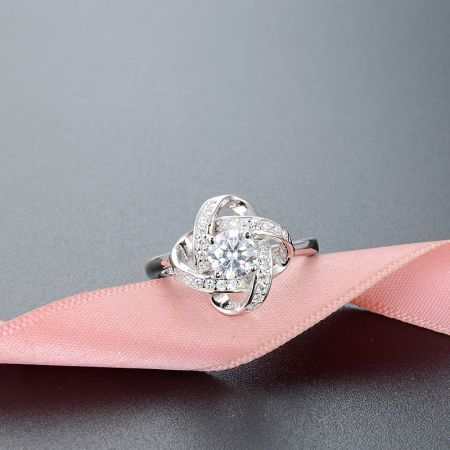 Vista frontale dell'anello in argento sterling regolabile, che mostra il suo design intricato e la brillante pietra preziosa.