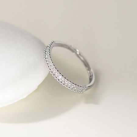 Detaillierte Ansicht eines Großhandelsrings aus 925er Sterlingsilber mit doppeltem Perlenrand und funkelnden CZ-Steinen.