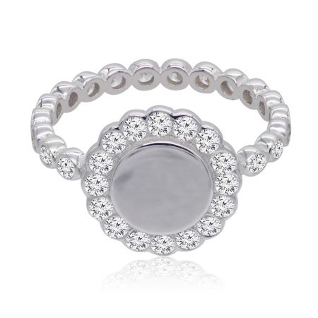 Bloemige Bezel Set Ring - Een close-up van de Bloemige Bezel Set Ring, die de zilverkleurige rhodium plating en een cirkelvormig middelpunt van cubic zirconia toont, omringd door een halo van kleinere stenen.