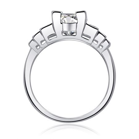 Primer plano detallado del engaste de cuatro garras del Anillo de Compromiso con Canal de Baguette que sostiene la piedra principal de CZ.