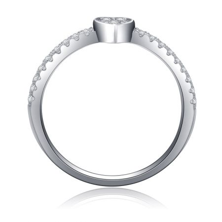 Perfil lateral del anillo de corazón de plata, destacando el intrincado engaste de circonitas cúbicas en la banda