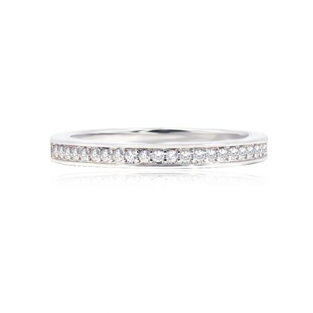 Geboorte eeuwigheid ring - Vooraanzicht van de Birth Eternity Ring, met de rhodium-geplateerde messing band en sprankelende witte cubic zirconia stenen.