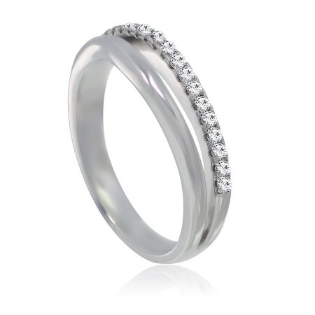 Schuin zicht op de Open Circle Trouwring, met de nadruk op de gepolijste afwerking en de schittering van de cubic zirconia.