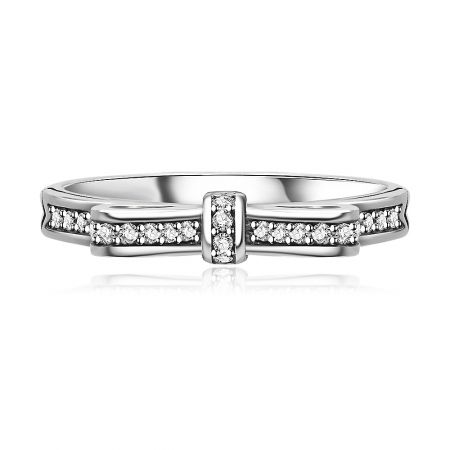 Anelli a nodo a fiocco in argento S925. - Un primo piano dell'anello a nodo a fiocco in argento S925, che mostra il complesso design a fiocco in argento sterling adornato con scintillanti pietre di cubic zirconia bianche.